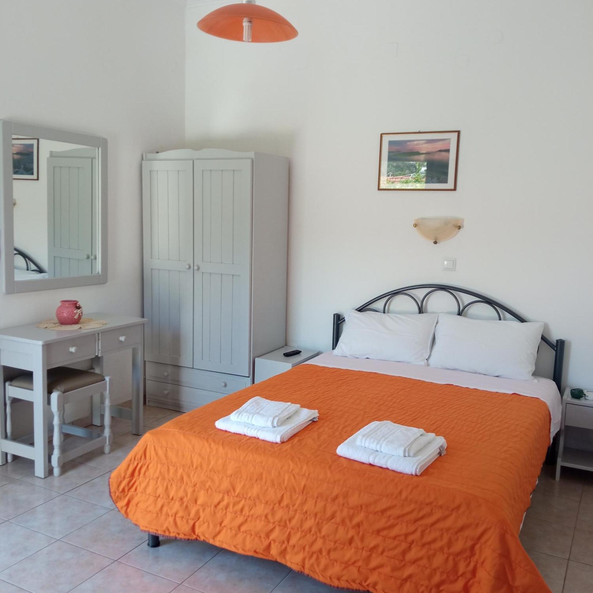 Soustas Apartments Longós エクステリア 写真